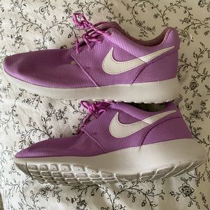 Lavender/Magenta Nike Roshes size 8 Women’s (6.5Y)